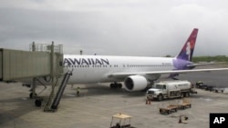 Pesawat Hawaiian Airlines dari San Jose, California tiba di Bandara, Hawaii (21/4/ 2014). Seorang anak 16 tahun bersembunyi di tempat roda pesawat itu. 