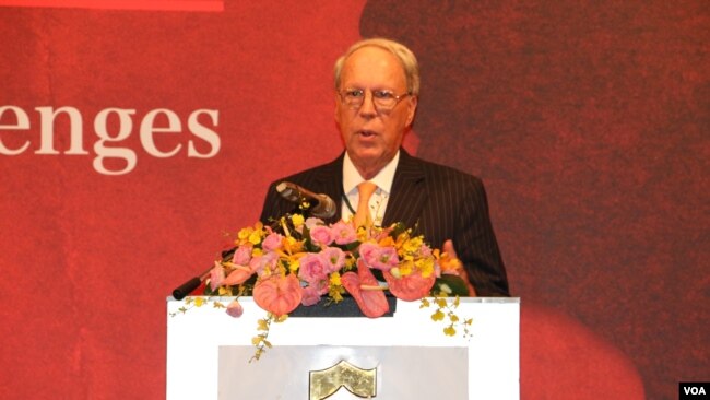 前美国在台协会主席薄瑞光(Raymond Burghardt)在台北参加“当前中国大陆的发展与挑战”的研讨会时发表演讲。（2019年8月30日，美国之音林枫拍摄）