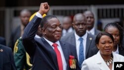 Emmerson Mnangagwa y su esposa Auxillia llegan a la ceremonia de inauguración presidencial en Harare, Zimbabue, el 24 de noviembre de 2017.