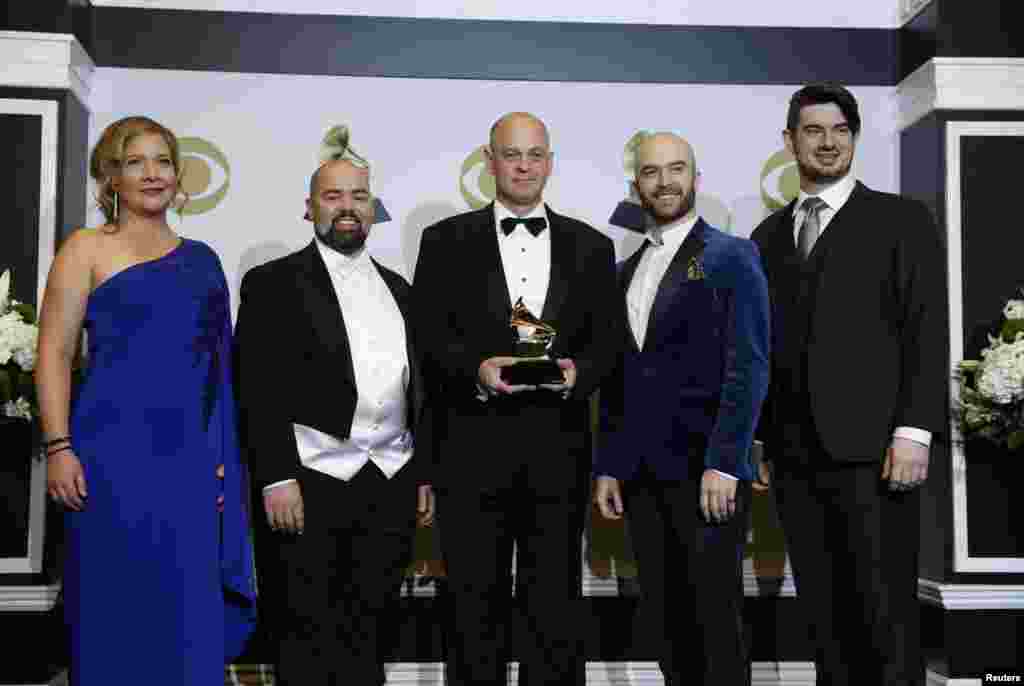 کرسٹا ریور، گل روز (درمیان میں) جان برانسی کو ان کے البم پکر فینٹاسٹک مسٹر فوکس کے لیے بہترین اوپرا ریکارڈنگ ایوارڈ دیا گیا۔