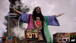 Miembros de la escuela de samba Mangueira desfilan durante las celebraciones del Carnaval en el sambódromo en Río de Janeiro, Brasil, el lunes 24 de febrero de 2020.