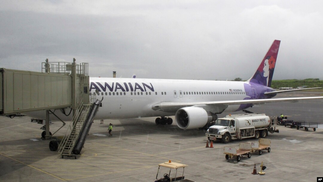 Pesawat Hawaiian Airlines dari San Jose, California tiba di Bandara, Hawaii (21/4/ 2014). Seorang anak 16 tahun bersembunyi di tempat roda pesawat itu. 