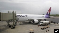 Pesawat Hawaiian Airlines dari San Jose, California tiba di Bandara, Hawaii (21/4/ 2014). Seorang anak 16 tahun bersembunyi di tempat roda pesawat itu. 