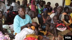 South Sudanese refugees wait at a health center in Maaji settlement, Adjumani district, northern Uganda, June 14, 2017. (H. Athumani/VOA)