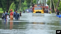 Sebuah truk mengevakuasi warga di Thrissur, negara bagian Kerala, India Selatan (18/8). 