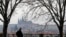 Vue sur le château de Prague à partir de la rive de la Vltava, 20 mars 2021.