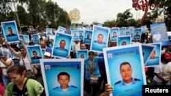 Los partidarios del presidente de Nicaragua, Daniel Ortega, muestran fotos de policías muertos, que perdieron la vida durante las últimas protestas, en una manifestación en Managua, Nicaragua el 21 de julio de 2018. REUTERS / Jorge Cabrera -