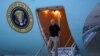 Presiden AS Joe Biden turun dari Air Force One setelah pesawat kepresidenan tersebut tiba di Maryland, pada 13 Juli 2023, selepas kunjungan Biden ke Helsinki. (Foto: Reuters/Kevin Lamarque)