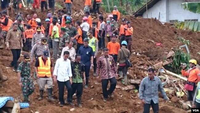 Presiden Jokowi meninjau lokasi bencana longsor di Banjarnegara Jateng, 14 Desember 2014 (Foto: Dokumentasi Sekretariat Kabinet)
