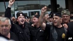 Slavlje pristalica Draže Mihailovića ispred Višeg suda u Beogradu