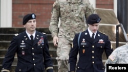 U.S. Army Sergeant Bowe Bergdahl (2nd R) leaves the courthouse with his defense attorney, Lt. Col. Franklin Rosenblatt (L), after an arraignment hearing for his court-martial in Fort Bragg, North Carolina, Dec. 22, 2015.