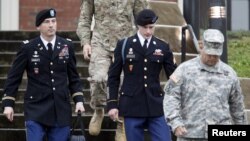 FILE - U.S. Army Sergeant Bowe Bergdahl (2nd R) leaves the courthouse with his defense attorney, Lt. Col. Franklin Rosenblatt (L), after an arraignment hearing for his court-martial in Fort Bragg, North Carolina, Dec. 22, 2015.