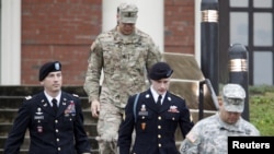 被控为逃兵的美国陆军军士贝里达尔（右二）离开北卡罗来纳州的一家法庭。（2015年12月22日）
