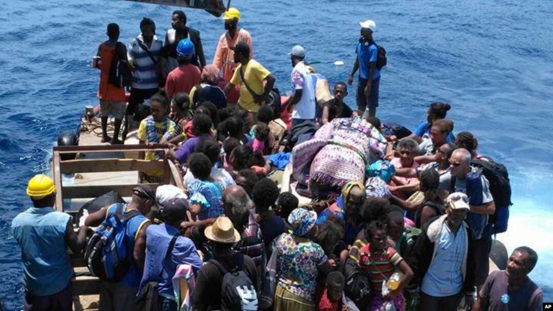 Warga menunggu di atas sebuah rakit sebelum naik ke kapal dalam proses evakuasi dari pulau Pasifik Ambae, bagian dari Vanuatu, Rabu 27 September 2017. (Foto: dok).