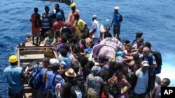 Warga menunggu di atas sebuah rakit sebelum naik ke kapal dalam proses evakuasi dari pulau Pasifik Ambae, bagian dari Vanuatu, Rabu 27 September 2017. (Foto: dok).