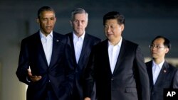 President Barack Obama and Chinese President Xi Jinping, front right, walk from the West Wing of the White House in Washington, Sept. 24, 2015, for a private dinner at the Blair House, across the street from the White House.