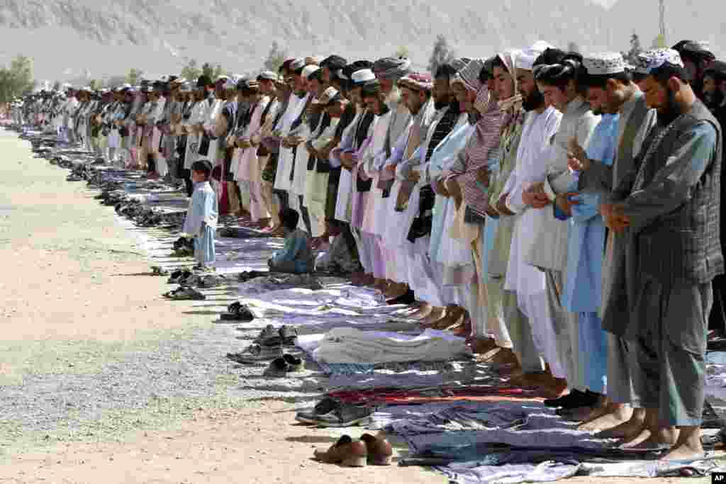 Afghan men attend Eid al-Fitr prayers in Kandahar, south of Kabul, Afghanistan, July 28, 2014.