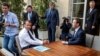 CEO Facebook Mark Zuckerberg saat bertemu Presiden Perancis Emmanuel Macron di Elysee Palace di Paris, Perancis, 23 Mei 2018. (Foto: dok).
