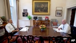 2014年1月8日，奧巴馬總統和拜登副總統在白宮私下裡共進午餐之際特意留出機會讓攝影師拍照。