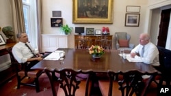 Presiden AS Barack Obama dan Wakil Presiden Joe Biden dalam pertemuan makan siang di Gedung Putih di Washington (8/1).