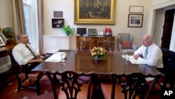 President Barack Obama and Vice President Joe Biden talk during a photo-op as they meet for lunch in the private dining room of the White House in Washington, Jan. 8, 2014. 