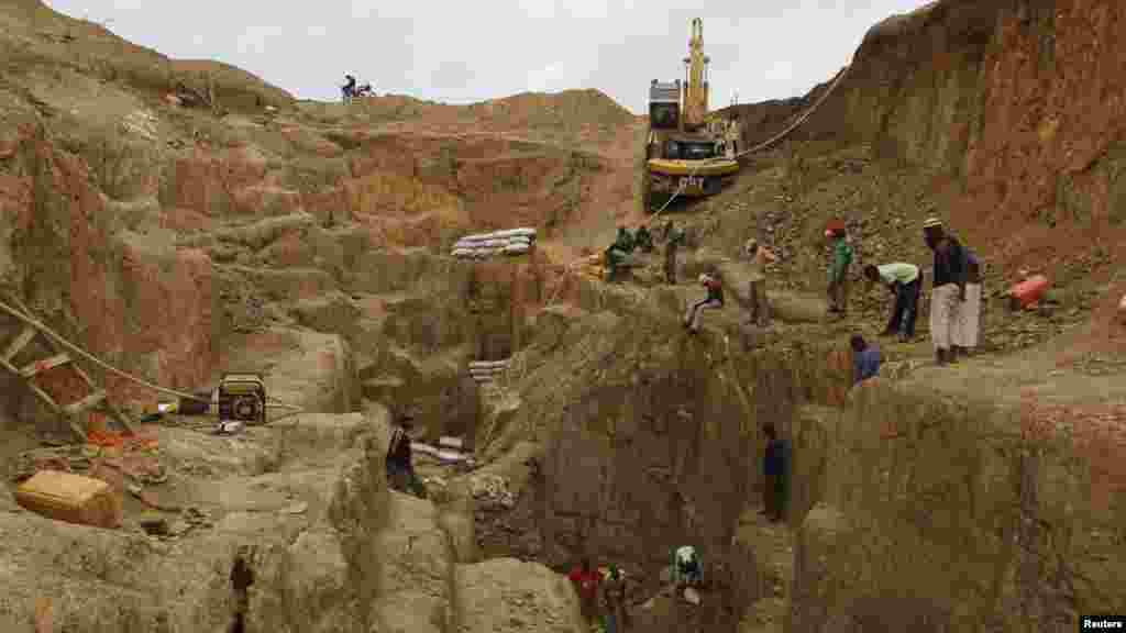Workers use sacks filled with soil to reinforce a mine in Minna, Niger State.