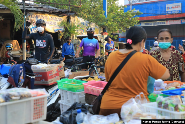 Gubenur Jawa Tengah Ganjar Pranowo terjun mengawasi pelaksanaan PPKM Darurat hari pertama di Semarang. Foto Humas Pemda Jateng