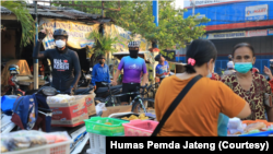 Gubenur Jawa Tengah Ganjar Pranowo terjun mengawasi pelaksanaan PPKM Darurat hari pertama di Semarang. (Foto: Courtesy/Humas Pemda Jateng)