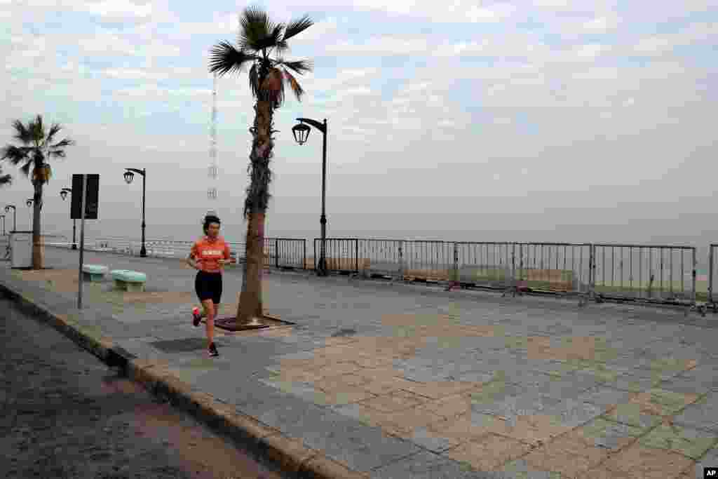 در حالیکه اغلب نقاط جهان گرفتار برف و سرما هستند، این زن در ساحل بیروت در حال دویدن است. 