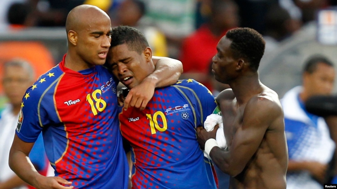 Heldon chora a derrota consolado por um colega e um adversário (christian Atsu)