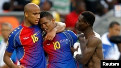 L’international ghanéen Christian Atsu, à droite, torse nue, console Heldon du Cap-Vert, au centre, à la fin d’un match de coupe d’Afrique des nations au stade Port Elizabeth, 2 février 2013.