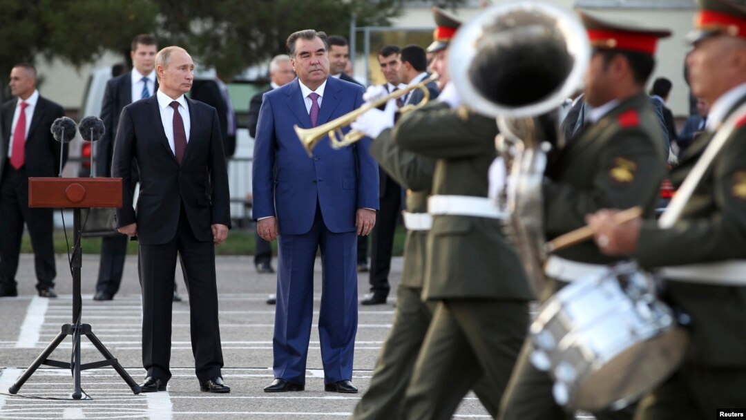 Rossiya va Tojikiston rahbarlari Dushanbeda, rus harbiy bazasini ko'zdan kechirayapti. 5-oktabr, 2012-yil.