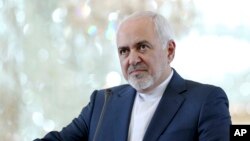 Menteri Luar Negeri Iran Mohammad Javad Zarif dalam konferensi pers bersama Menteri Luar Negeri Jerman Heiko Maas setelah keduanya mengadakan pembicaraan di Teheran, Iran, 10 Juni 2019.
