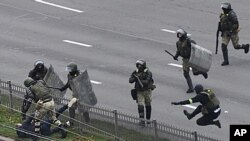 Милиция задерживает участника демонстрации в Минске. Ноябрь 2020 г. (архивное фото) 