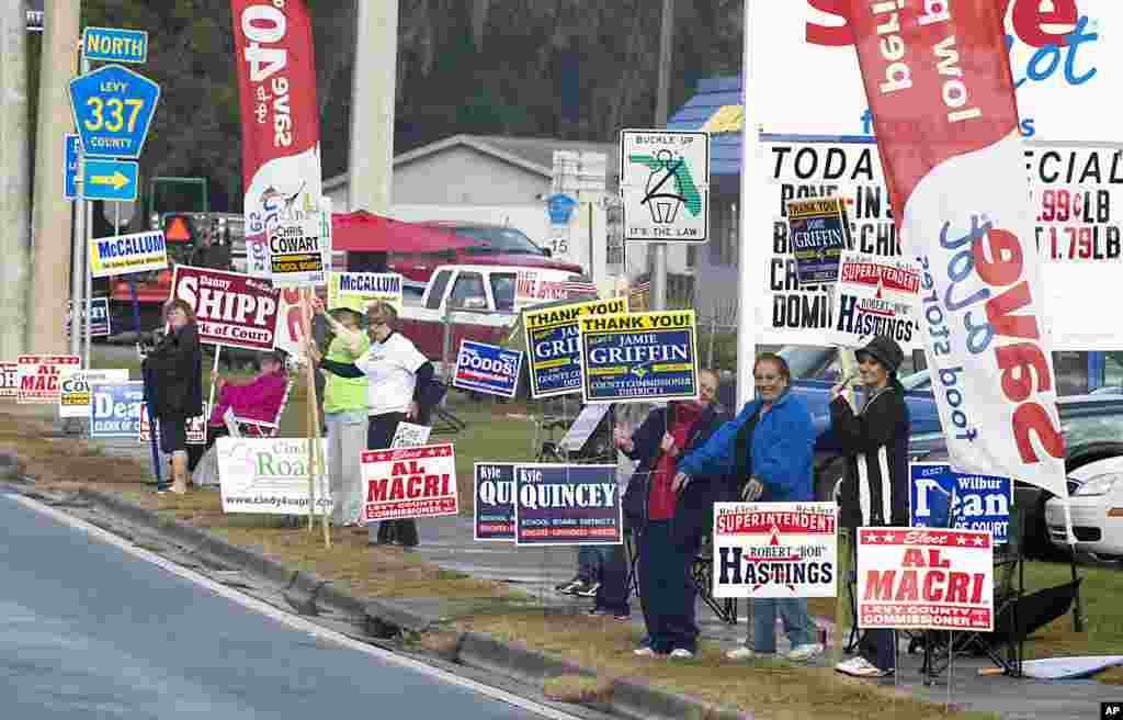 Friends and campaign workers line the highway across from the voting headquarters in Bronson, Florida, November 6, 2012. 