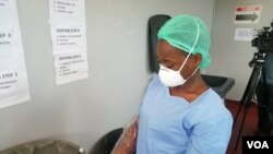 Osebenza eWilkins Hospital utshengisa amalunga edale lephalamende abakwenzayo nxa behlola abantu umkhuhlane weCovid-19. (Photo: Mlondolozi Ndlovu)