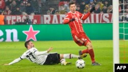 Robert Lewandowski marque le 5e but lors d'un match contre Besiktas , Allemagne, le 20 février 2018. 