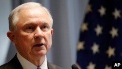 ທ່ານ Jeff Sessions ລັດຖະມົນຕີ​ກະຊວງຍຸ​ຕິ​ທຳ ກ່າວຢູ່ສູນກາງ Islip ທີ່ນະຄອນ New York. 