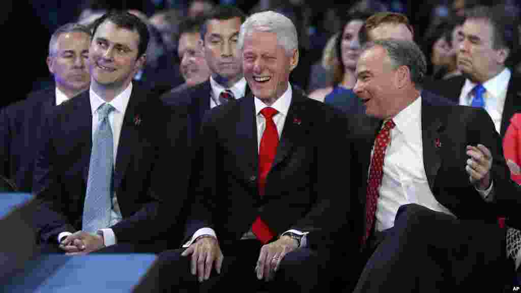L&#39;ancien président Bill Clinton assiste au discours prononcé par sa fille Chelsea Clinton&nbsp;lors de la convention démocrate à Philadelphie, Pennsylvanie, le 28 juillet 2016.
