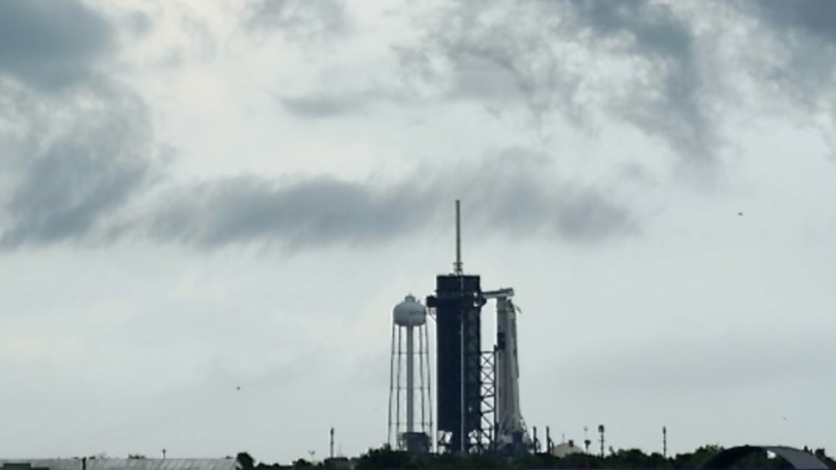 Weather Postpones Historic SpaceX Launch