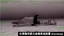 台湾海巡署公布的热显像画面显示海巡艇“连江舰”在澎湖花屿西北方24海里处与中国科考船“同济号”并航。(2026年8月21日)