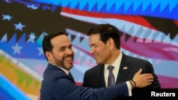 哥伦比亚总统阿韦拉多·德拉埃斯普里利亚和美国国务卿马尔科·卢比奥在哥伦比亚巴兰基亚举行的双边协议签署仪式上拥抱。（2026年9月8日）