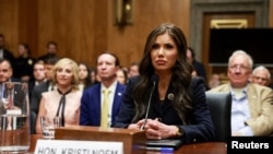 Kristi Noem, candidata a secretaria de Seguridad Nacional del presidente electo de EEUU, Donald Trump, testifica durante una audiencia de confirmación del Comité Senatorial de Seguridad Nacional en Capitol Hill en Washington, el 17 de enero de 2025. 