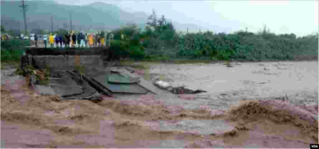 A bridge that collapsed in the city of Petit Goave, Haiti, Oct. 4, 2016. That prevents vehicles from accessing the southern part, the Nippes region and Southwestern region. (F. Lisne/VOA)