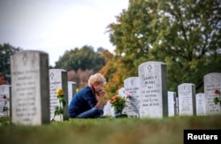 전몰 미군 어머니가 알링턴 국립묘역 내 아들 묘소를 방문하고 있다. (자료사진)