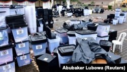 Urnas e outro material eleitoral do escrutínio presidencial e eleitoral Janeiro 2021 (Foto: REUTERS/Abubaker Lubowa)