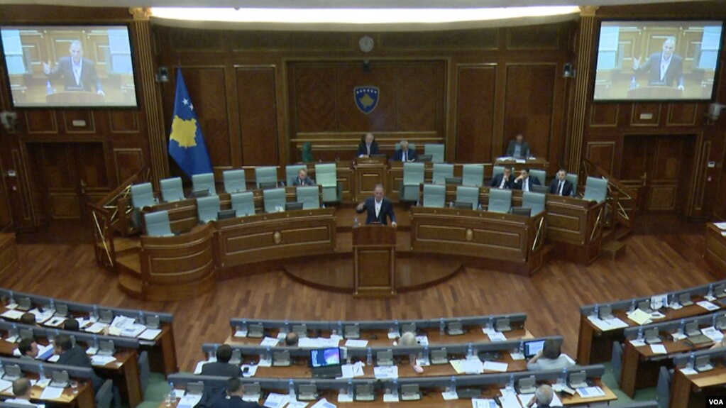 Parlamenti i Kosovës miraton ekipin dhe rezolutën për bisedimet me Serbin