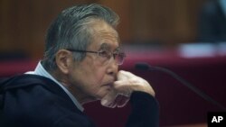 Tsohon shugaban kasar Peru Alberto Fujimori yayin da yake halrtar zaman kotu