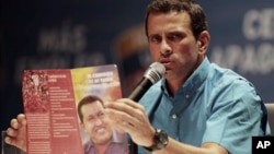 El candidato opositor a la Presidencia de Venezuela, Henrique Capriles, durante una conferencia de prensa con corresponsales internacionales, señala las alianzas internacionales de Chávez.