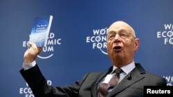 លោក Klaus Schwab ដែល​ជា​ស្ថាបនិក និង​ប្រធាន​នៃ​វេទិកា​សេដ្ឋកិច្ច​ពិភពលោក​បង្ហាញ​ពី​សៀវភៅ​របស់​លោក​ ដែល​មាន​ចំណងជើង​ថា «បដិវត្តន៍​ឧស្សាហកម្ម​លើក​ទី៤» ក្នុង​សន្និសីទ​កាសែត​មួយ​ក្នុង​ក្រុង Cologny កាលពី​ថ្ងៃទី១៣ ខែមករា ឆ្នាំ២០១៦។